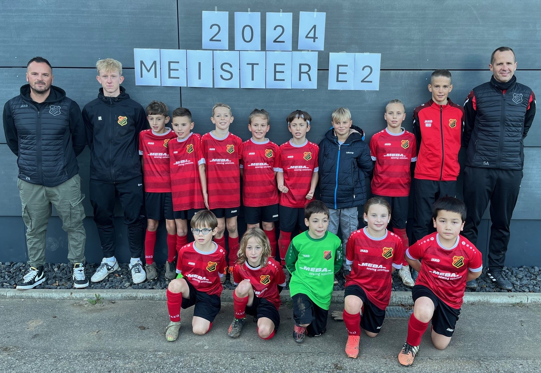 Hintere Reihe v.l. Vincenzo Nigro, Niklas Leicht, Mailo Schmidt (2 Tore), Valentino Nigro, Tom Authaler (1 Tor), Pascal Ruoss, Noah Glöckle (2 Tore), Maxim Schönefeld, Ramón Brosch, Moritz Walz, Steffen Authaler Vordere Reihe v.l. Leon Hiller, Max Schwenkglenks (2 Tore), Marcel da Costa Häberle, Zoé Walter, David Stenzel